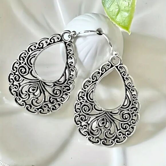 Silver Teardrop Dangle Filigree Earrings Vtg Boho Style Floral Drop Hollow Lace - Picture 2 of 5